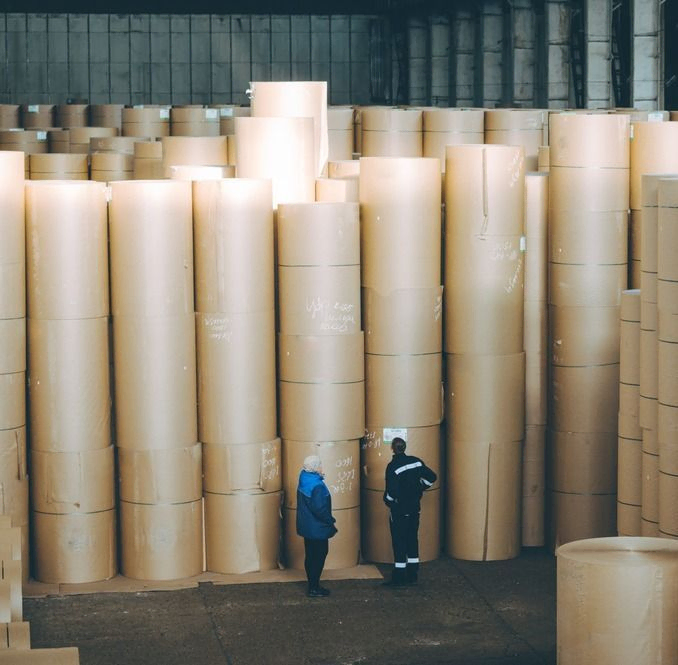 rollos de papel en planta industrial